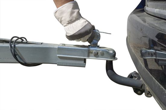 gancio di traino che sta per essere installato