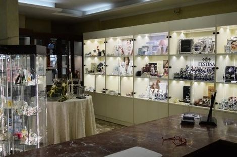 Interno della gioielleria con esposizione preziosi gioielli