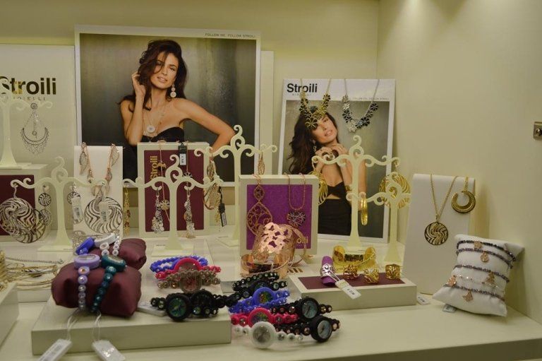 gioielleria con esposizione di collane e bracciali