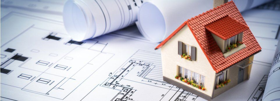 progetto edile e modellino di casa