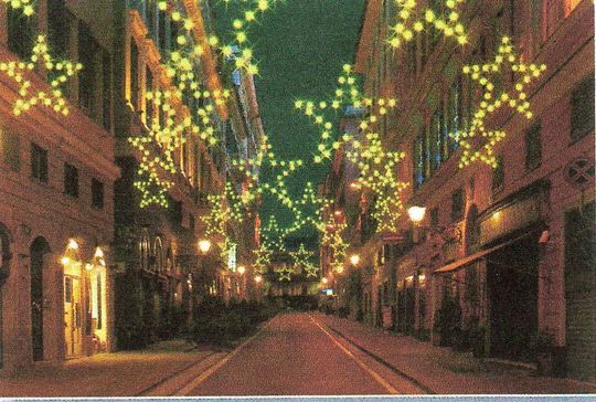 luminarie natalizie su alberi