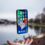 Een persoon houdt een iphone x in zijn hand