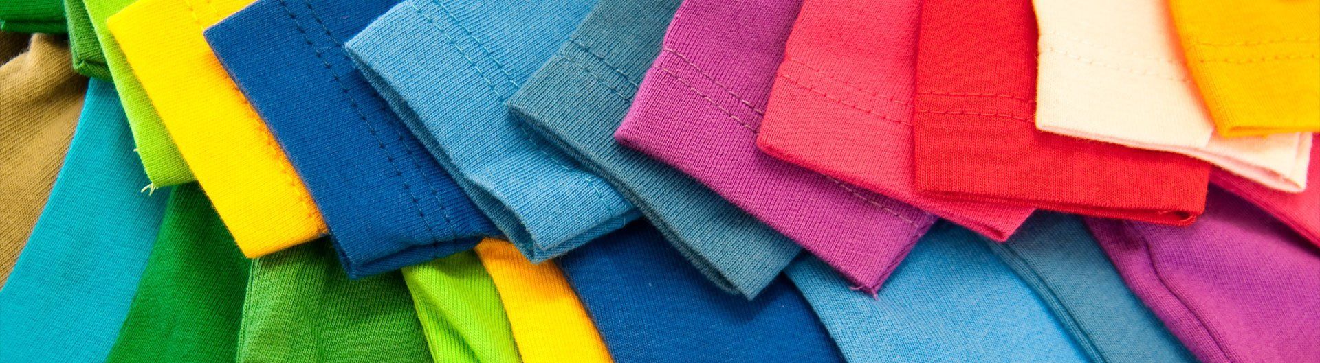 Assortimento colorato di carta crespa piegata nei colori blu, verde, giallo, rosa, rosso e bianco.