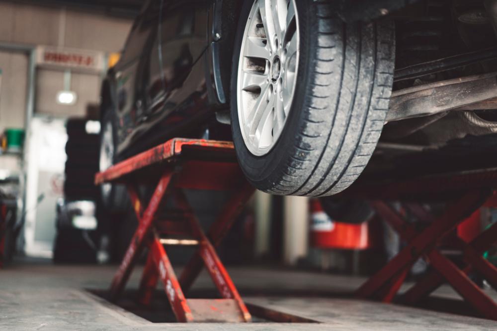 auto sollevata per cambio gomme