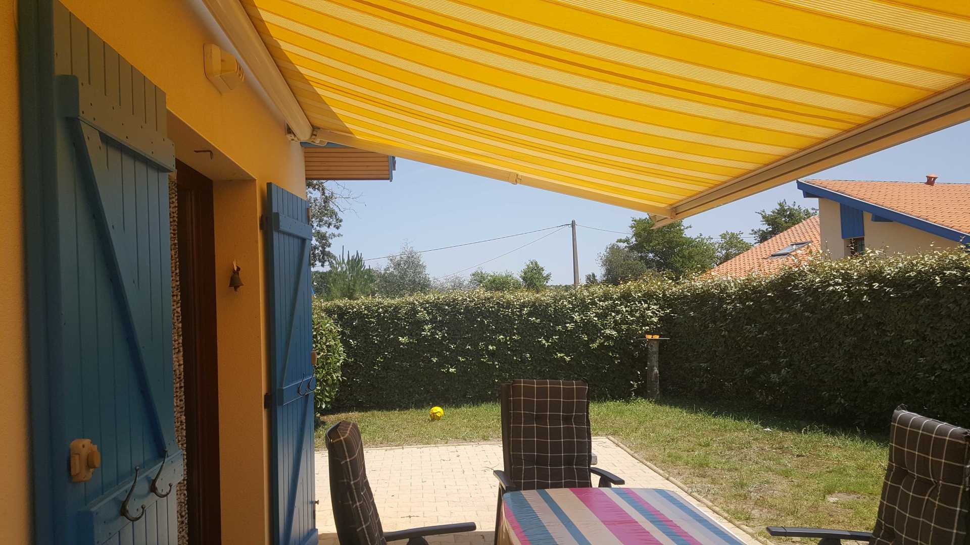 Terras met zonnescherm