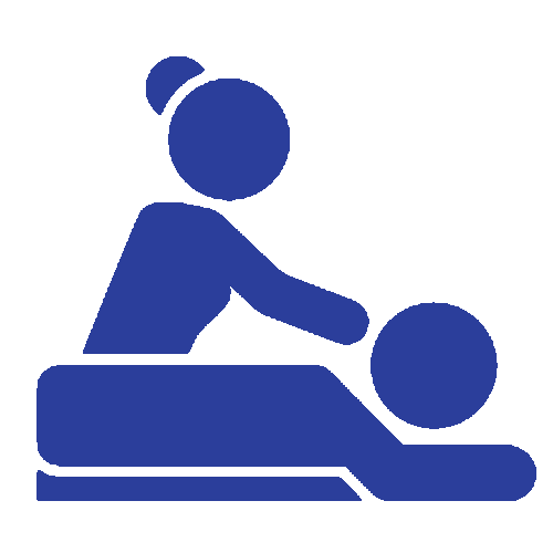 Une femme donne à un homme un massage du dos.