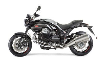 Vista laterale di una moto nera