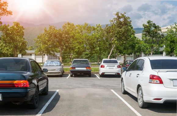 automobili in un parcheggio all'aperto