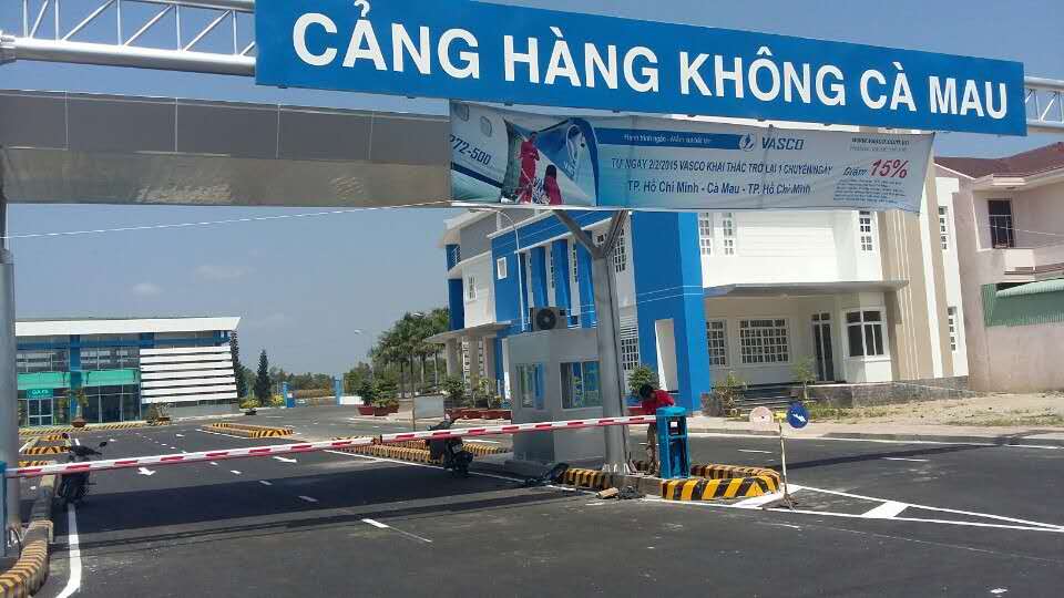 A blue and white sign that says càng hàng không ca mau
