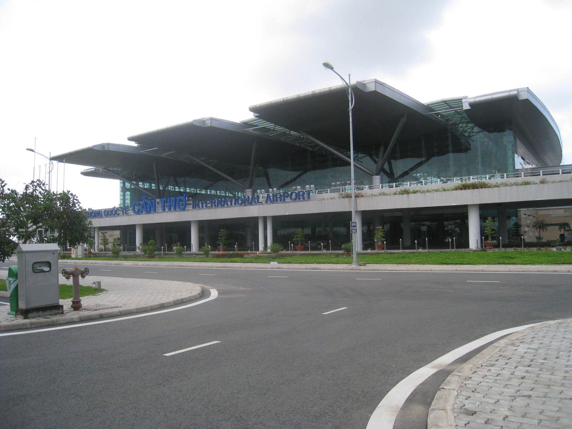 A large building with the word airport on it