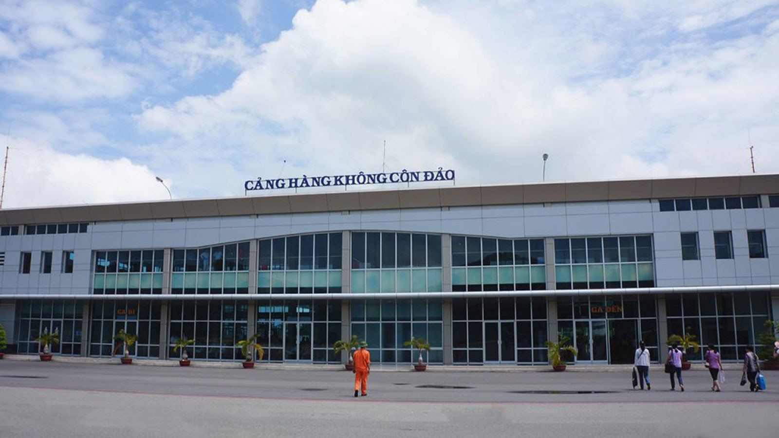 A large building with a lot of windows and a sign on top that says ' trung quoc '