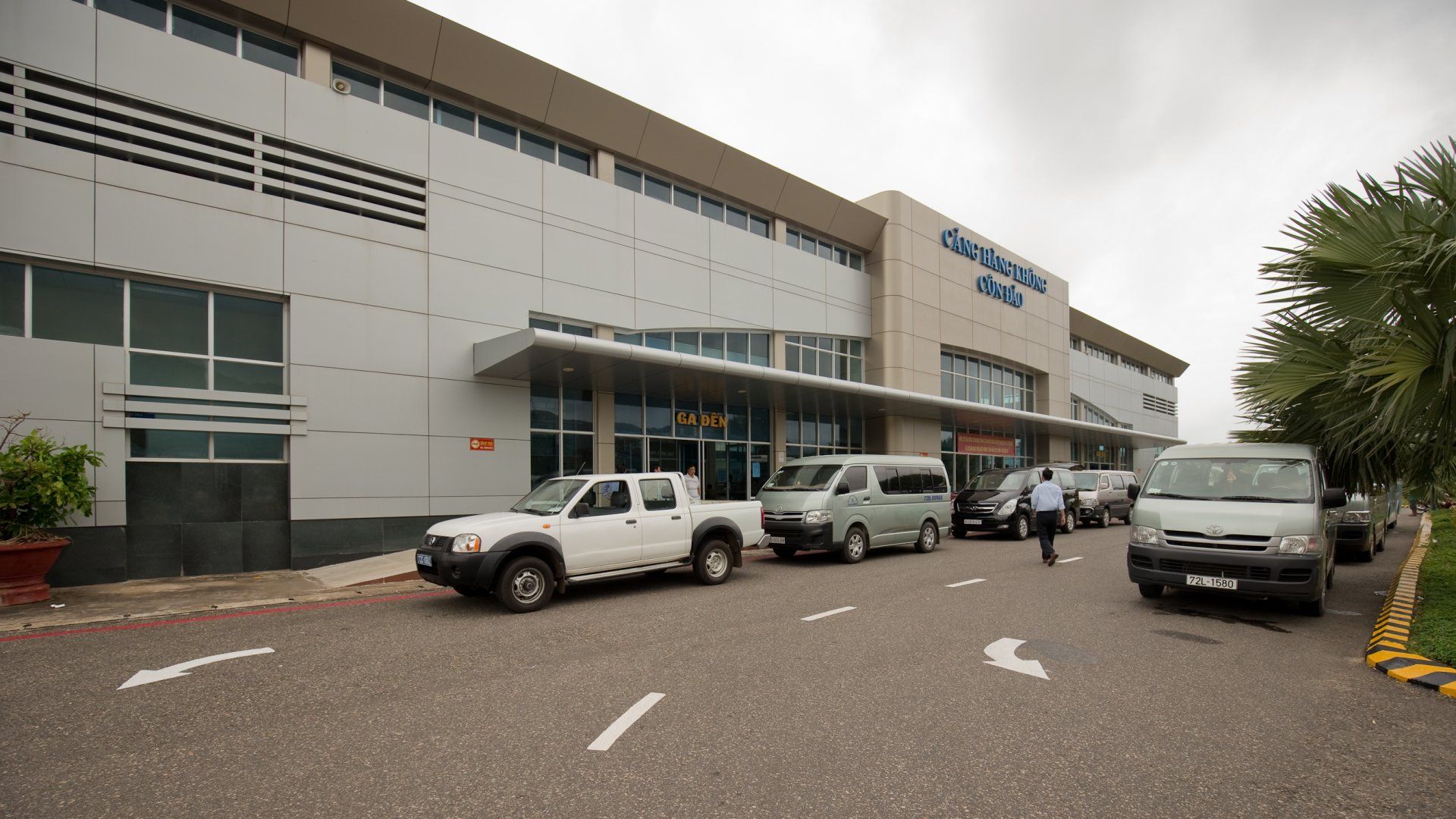 A large building with a lot of cars parked in front of it