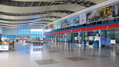 A large empty airport with a lot of windows