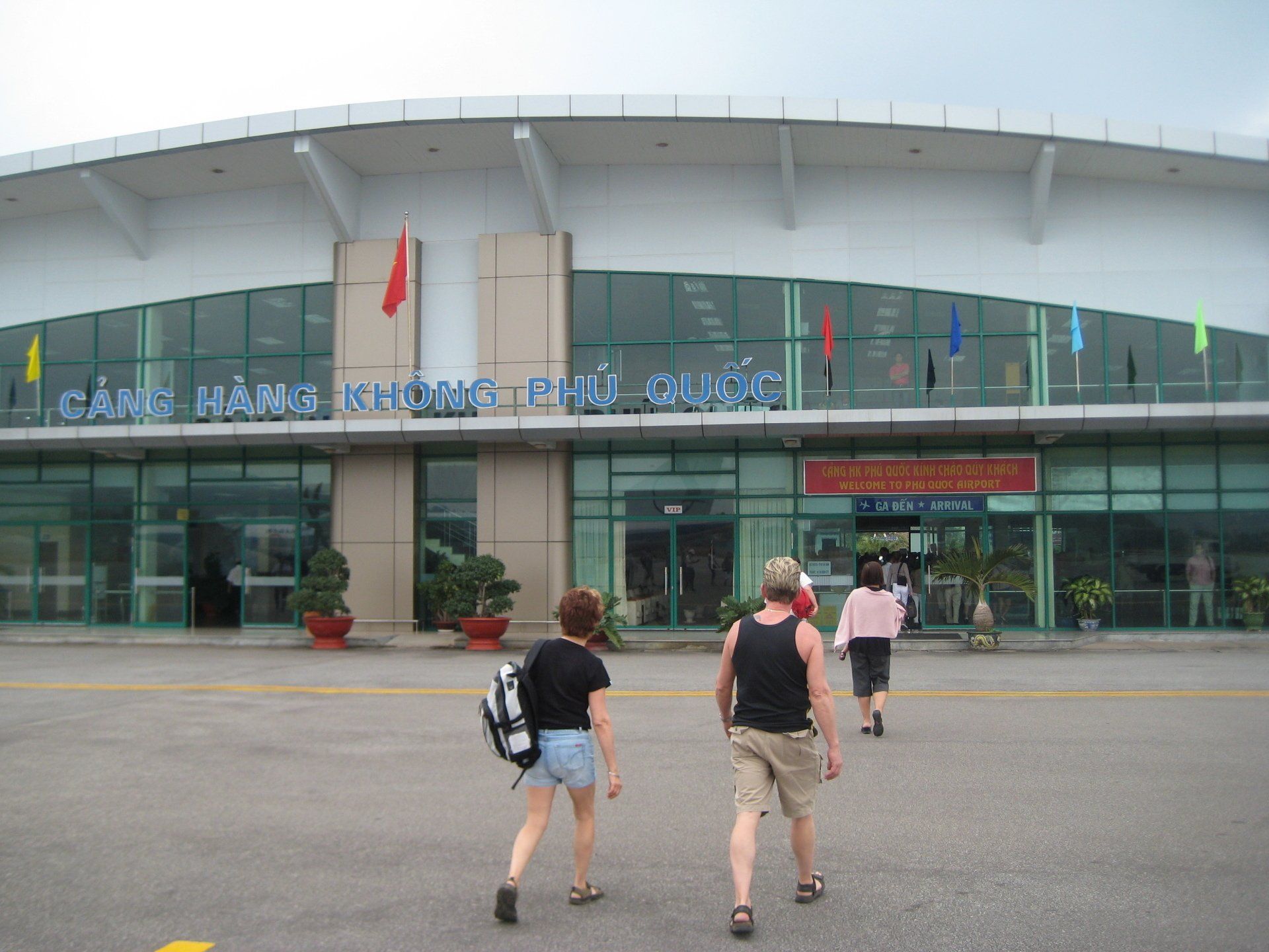 People walking in front of a building that says cang ham