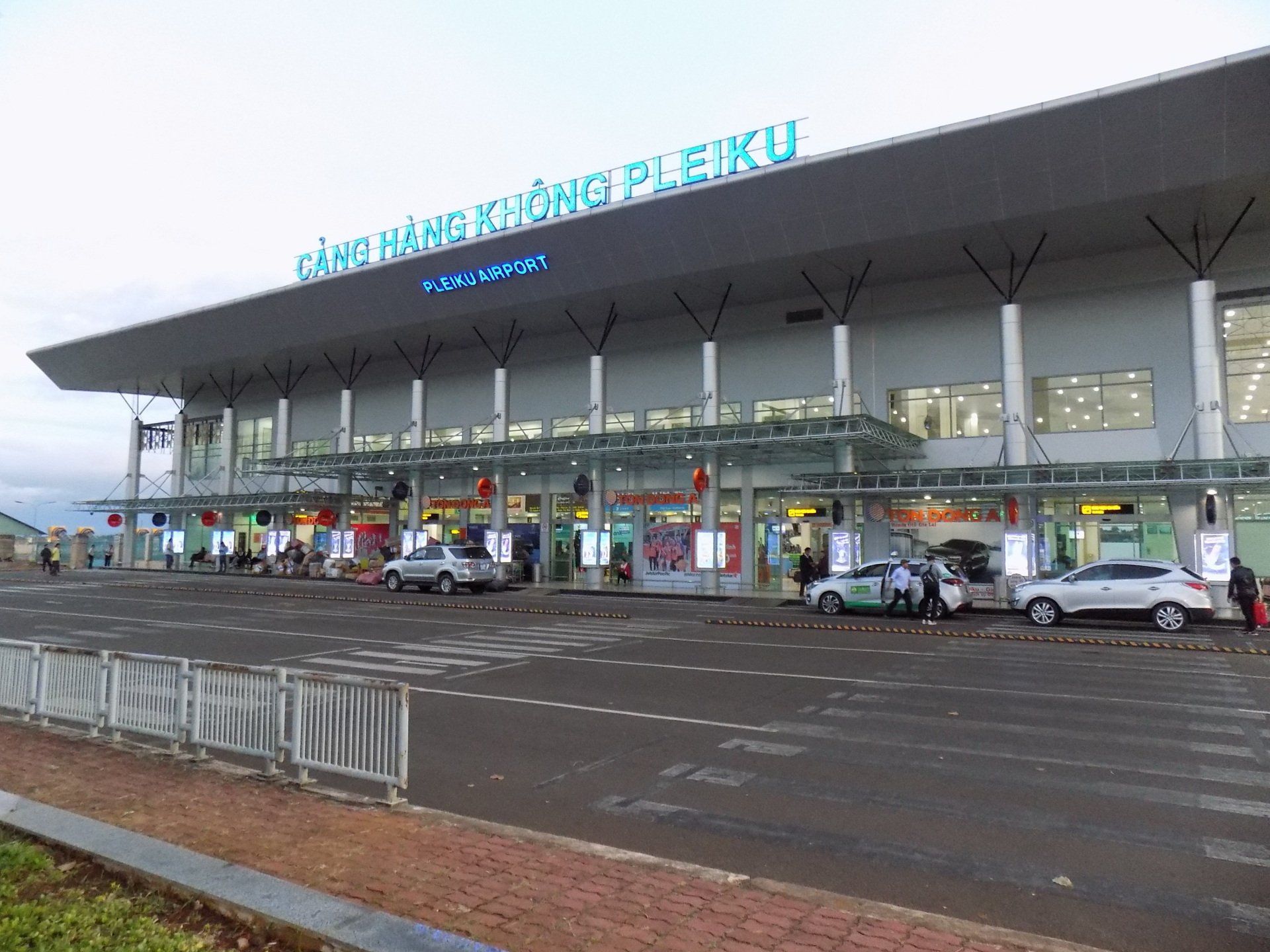 A large building with a lot of cars parked in front of it