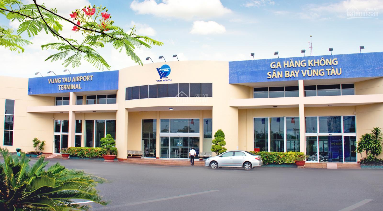 A large building with a car parked in front of it