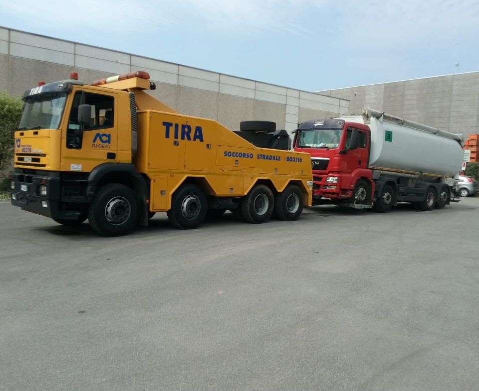 due mezzi per soccorso stradale
