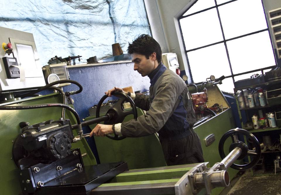 meccanico che aggiusta sterzo di veicolo industriale