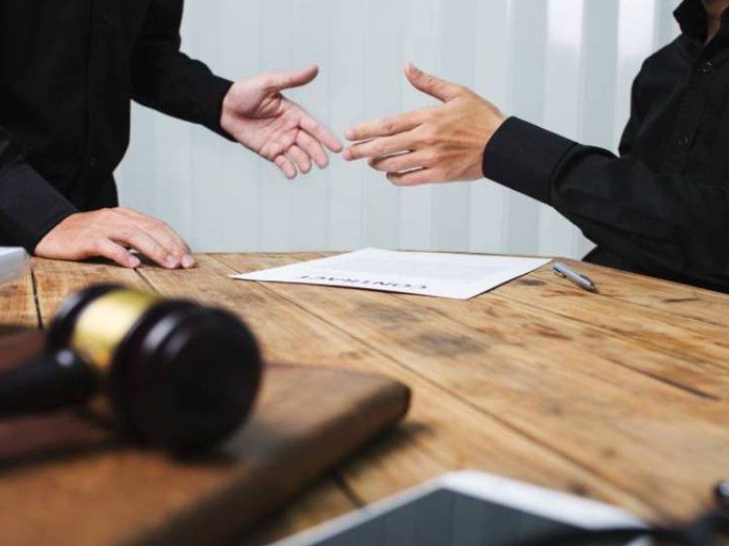 due individui sottoscrivono un contratto