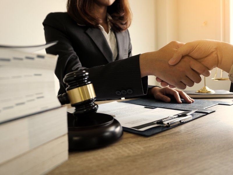 avvocato stringe la mano ad un cliente