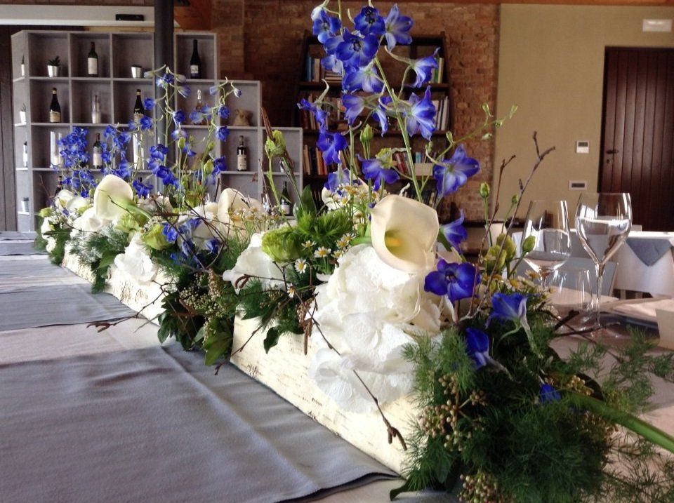 Sala decorata con fiori