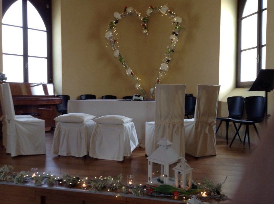 Sala allestita con fiori per un evento