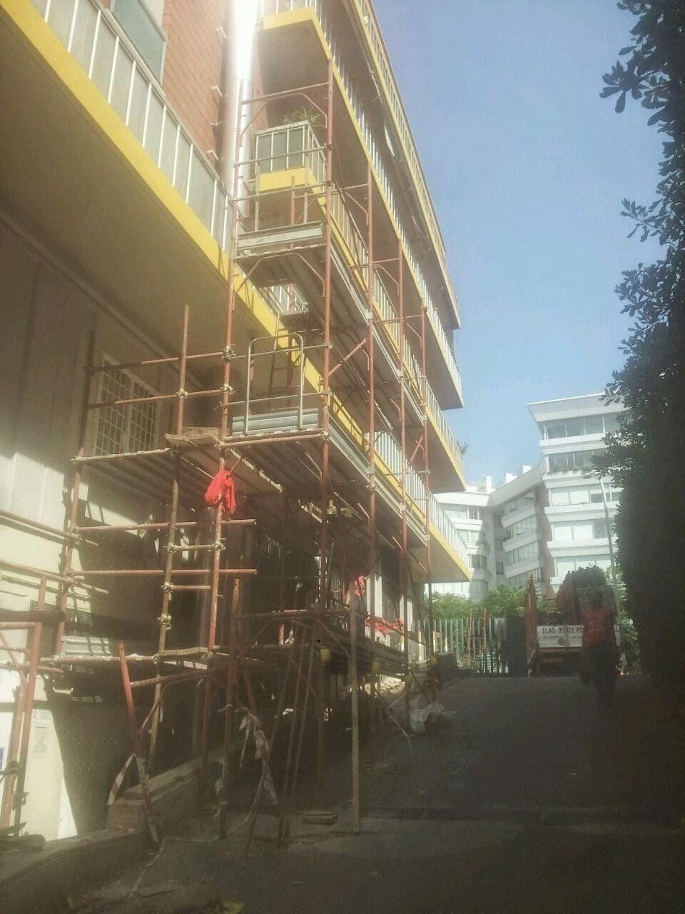 Palazzo con ponteggi e strutture metalliche