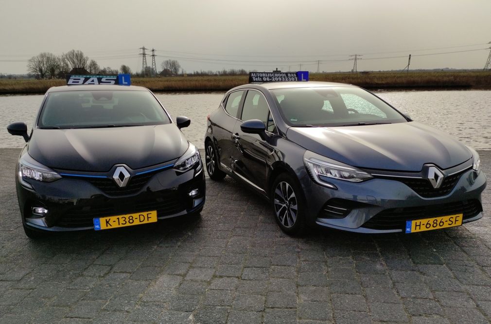 Twee donkergekleurde Renault Clio's met