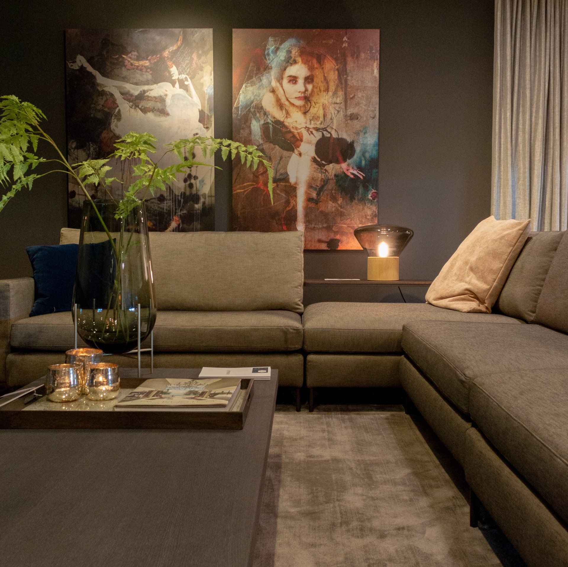 Een woonkamer met een bank van Vibieffe en een schilderij aan de muur
