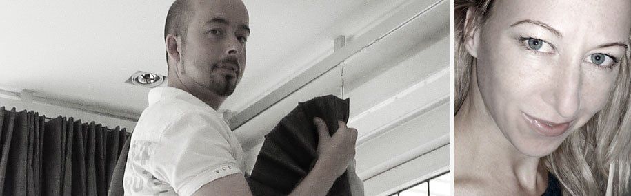 Een zwart-witfoto van Jeroen Cornelisse die gordijnen installeert