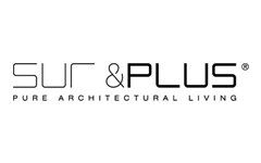 Het logo voor sur & plus pure architectural living is zwart-wit.
