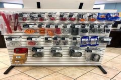 Présentation de divers éclairages et accessoires automobiles, dans un cadre de magasin.