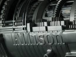 Gros plan sur les engrenages de transmission Allison. Métal argenté, décor industriel, engrenages engrenés.