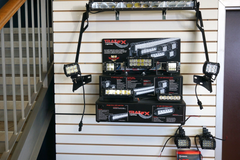 Affichage de barres lumineuses LED et de lumières auxiliaires pour camions sur le mur d'un magasin.