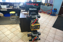 Les treuils TrailFX sont exposés sur un comptoir, dans un atelier.