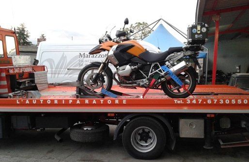 motocicletta trasporto su camion