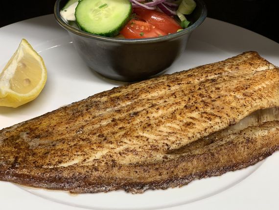 zeetong, tong, sliptongetjes, zeebrugge, gebakken zeetong, salade, vis , vis van bij ons, lekkere vis, beste zeetong van zeebrugge, tong eten, beste boter gebakken zeetong,grote tong, grote zeetong, kwaliteitsvis, kwaliteit vis , zeebrugge, vlaanderen, chef, kok