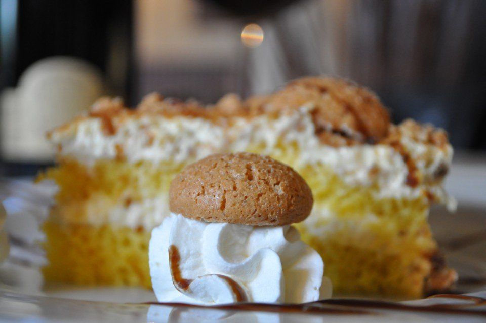 amaretti con panna