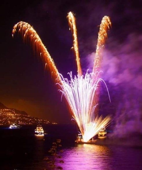 spettacolo pirotecnico su lago
