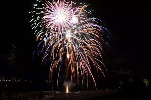 spettacolo pirotecnico visto da lontano