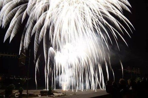 spettacolo pirotecnico ad effetto fontana