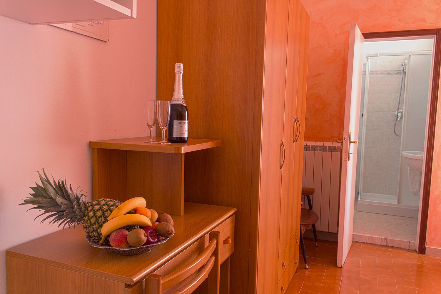 camera d'hotel con scrivania