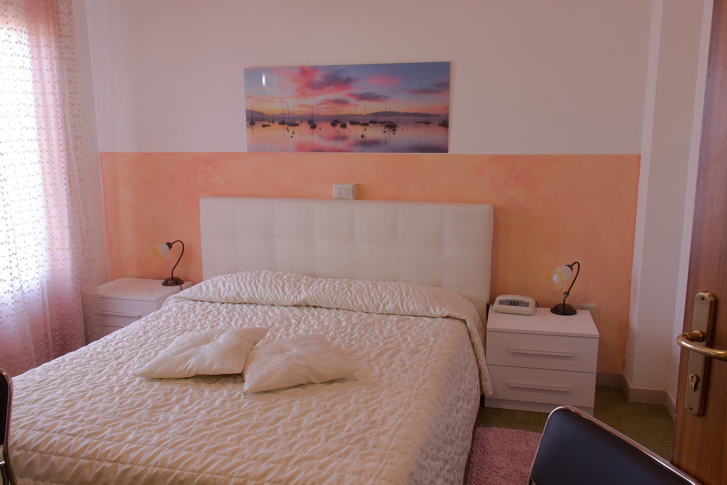 letto matrimoniale in stanza d'hotel