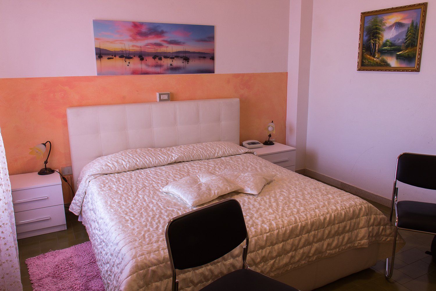 letto king size in camera d'albergo