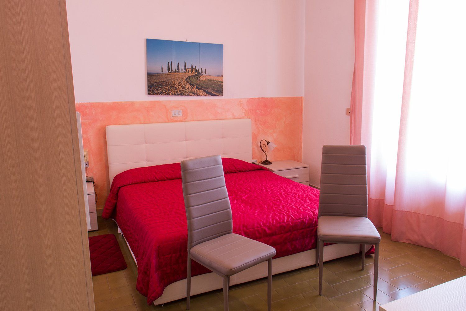 camera d'hotel con letto a due piazze