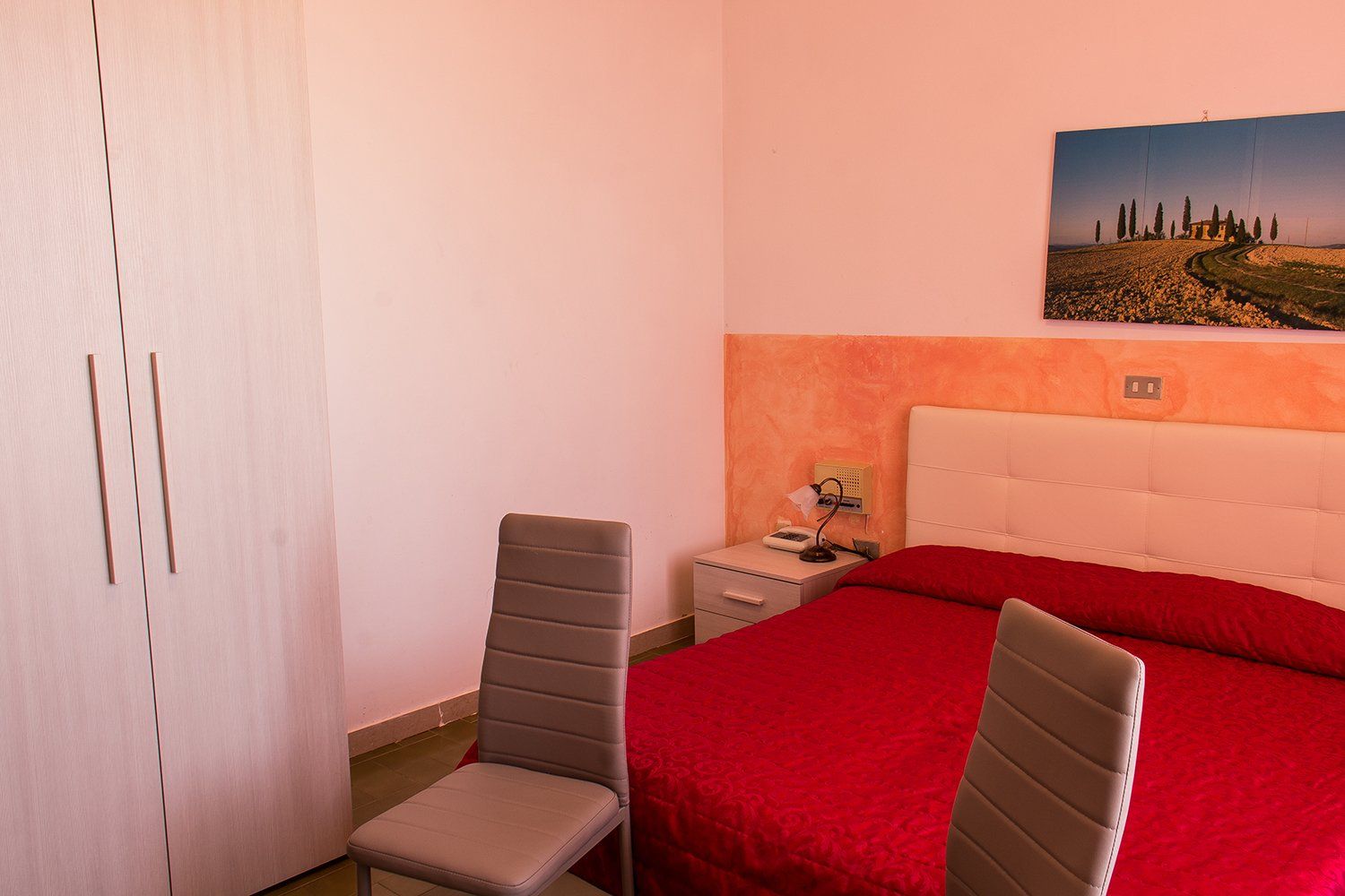 camera d'albergo con letto e sedie