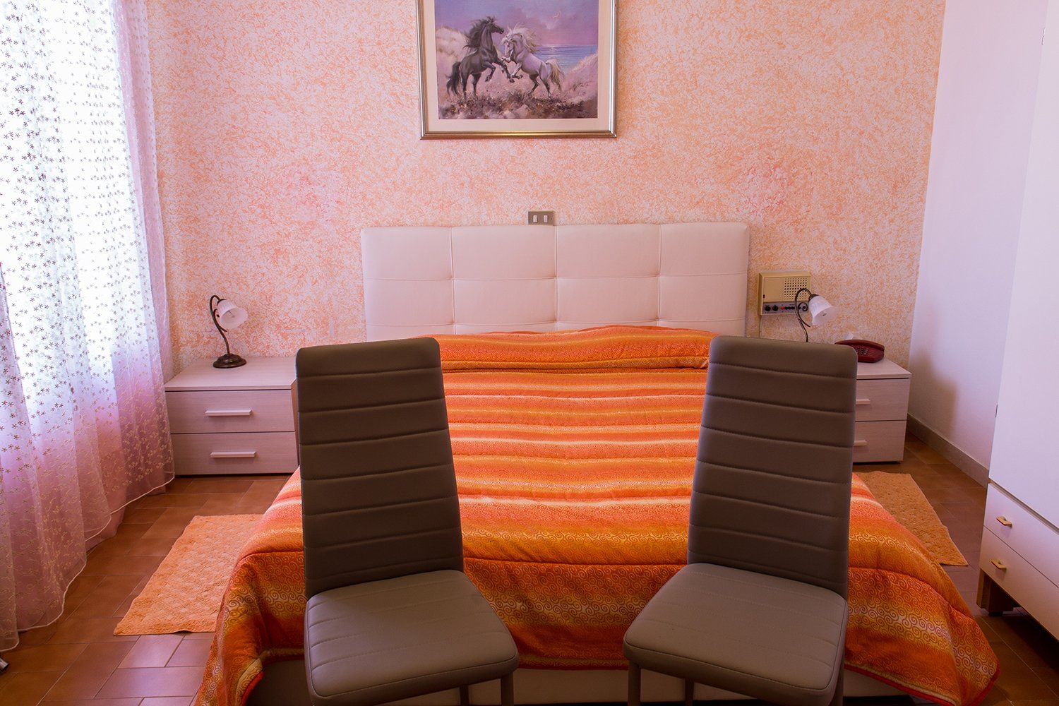 stanza d'hotel con pareti colorate