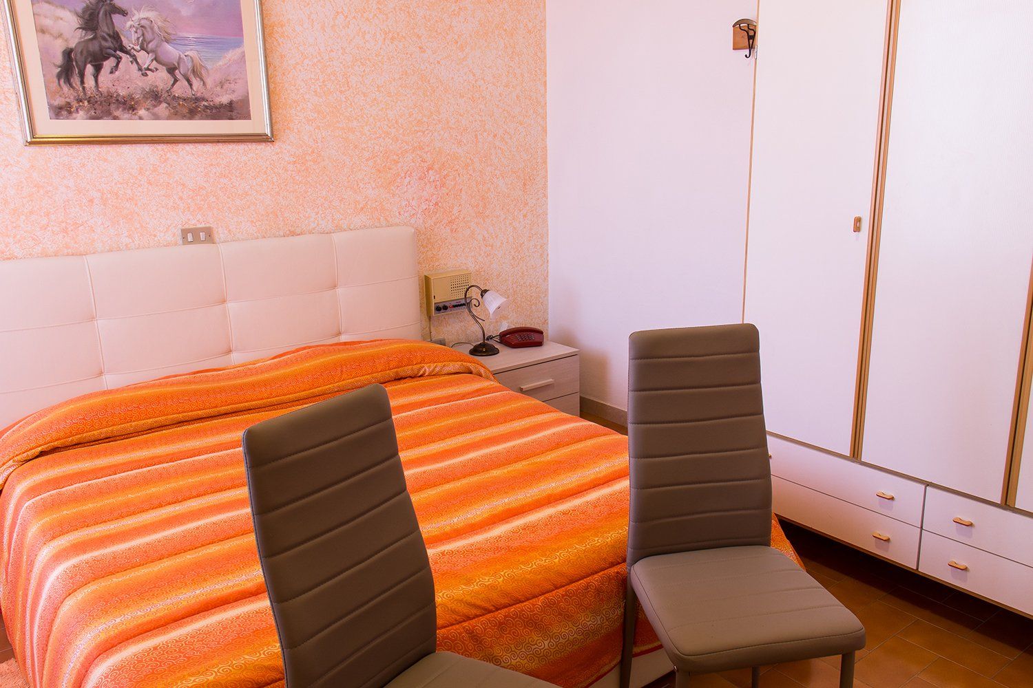 stanza d'albergo con pareti colorate