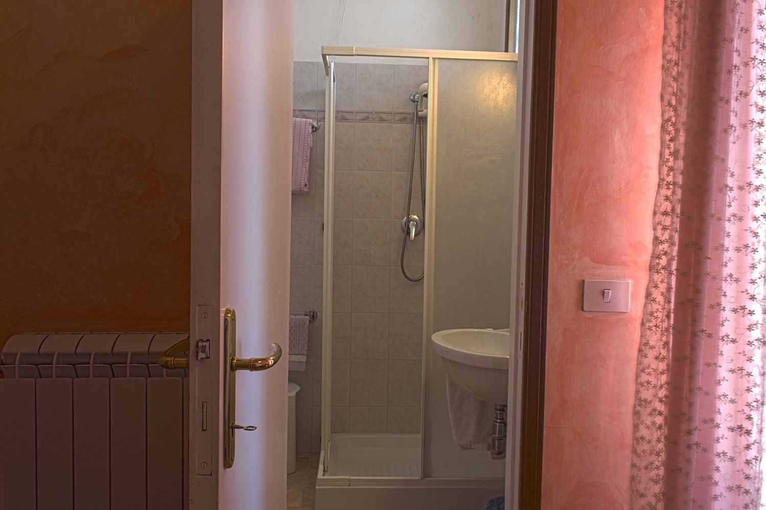 cabina doccia per bagno in stanza d'hotel