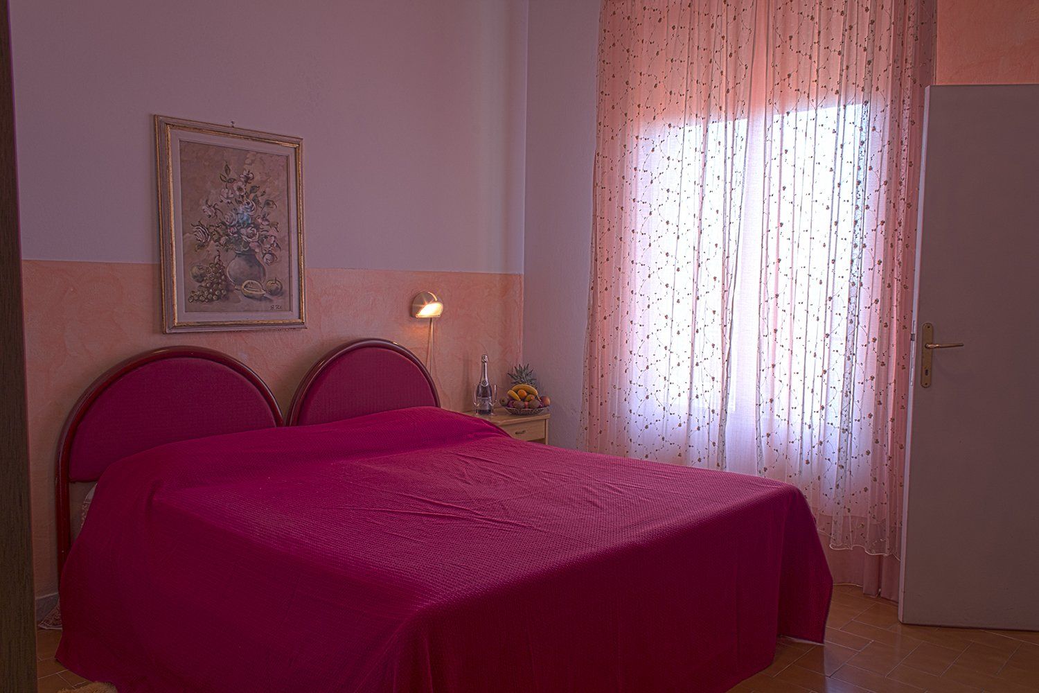 camera d'hotel con letto matrimoniale